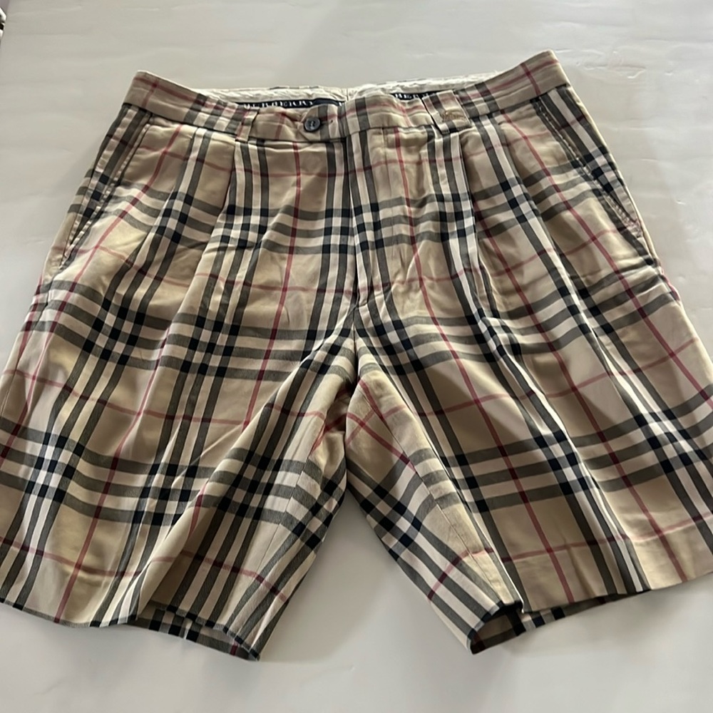 Burberry men’s shorts size 34 excellent condition with no flaws or stains